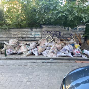 Karşıyaka’da Molozlu Kaldırım Yaya Güvenliğini Tehlikeye Atıyor
