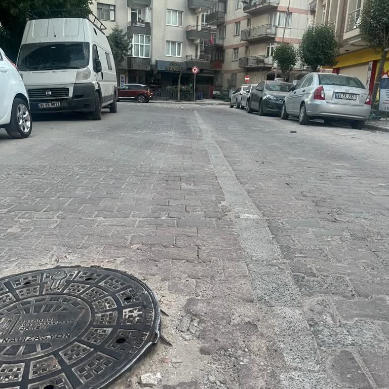 İSKİ Kanalizasyon Kapağının Keskin Kenarı Aracımın Lastik Ve Jantlarını Patlattı
