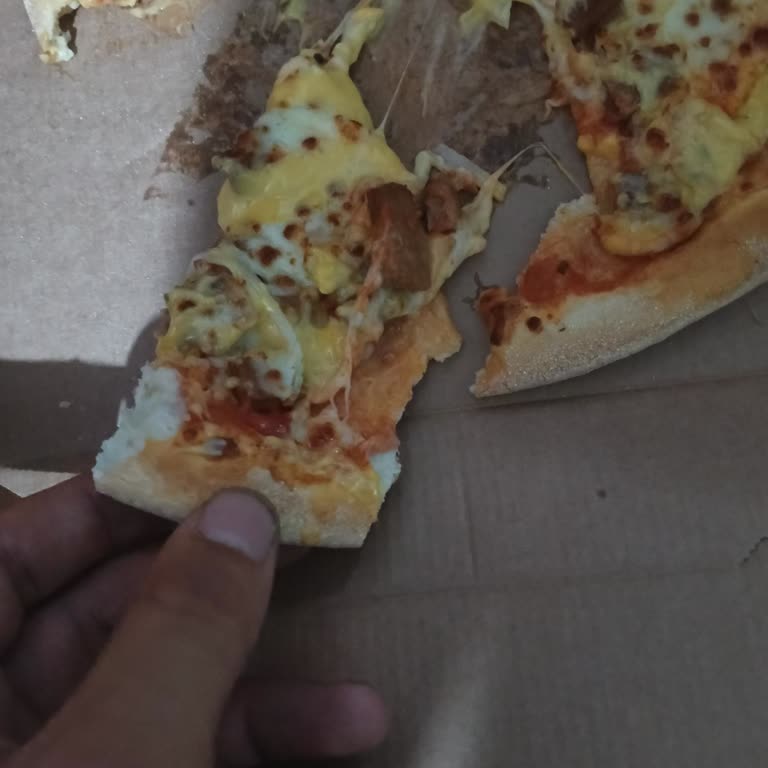 Lezzetsiz Ve Kalitesiz Pizza, Mide Bozulması Ve Güleryüzlü Hizmet Talebi