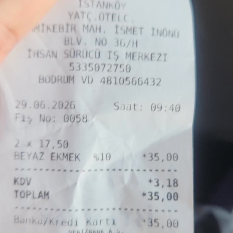 Kuşadası Pastanesinde Eldesiz Ekmek Kesimi Ve Kaba Davranış
