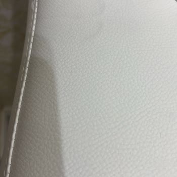 Koçtaş Kurulum Ekibi Ellerindeki Yağ Ve Boya İzleriyle Beyaz Sandalyeleri Kirletti