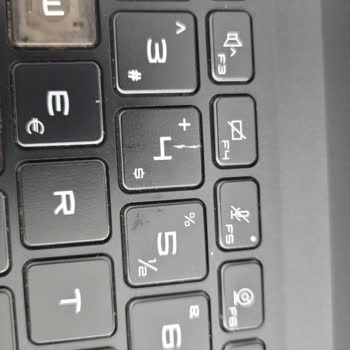 Garanti Kapsamında Çözülmeyen Klavye Sorunu Ve Serviste Oluşan Çatlak