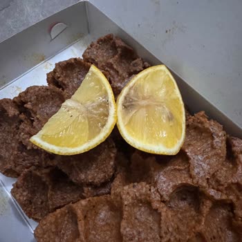 Resume Çiğ Köfte Şubesinde Bozuk Limon Ve Marulla Hijyen Ve Sağlık Riski