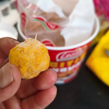 Lezita Nugget Parçasının Üzerine Yapışık Şekilde Tavuk Tüyü Fark Ettim