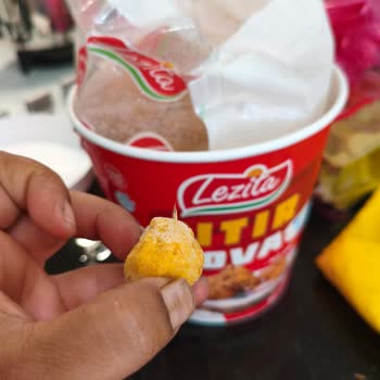 Lezita Nugget Parçasının Üzerine Yapışık Şekilde Tavuk Tüyü Fark Ettim