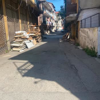 Mahalle Önündeki Atıklar Trafiği Engelliyor Ve Sağlığı Tehdit Ediyor