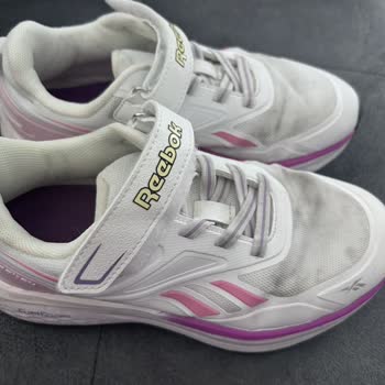 İsparta In Street Mağazasında Alınan Beyaz Reebok Ayakkabıda Çıkarılamayan Leke Sorunu