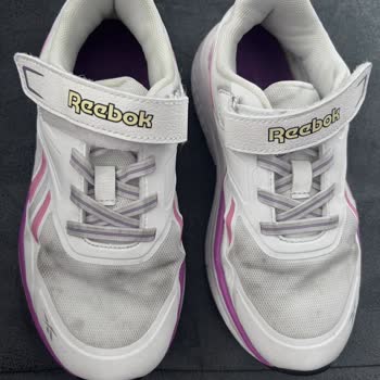 İsparta In Street Mağazasında Alınan Beyaz Reebok Ayakkabıda Çıkarılamayan Leke Sorunu