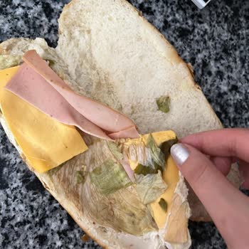 Viyana Ekmekli Gurme Sandviçte Malzeme Eksikliği Ve Bayat Marul