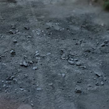Bahçeköy Caddesi Asfaltı Yapılmaması Çocukları Tehlikeye Atıyor