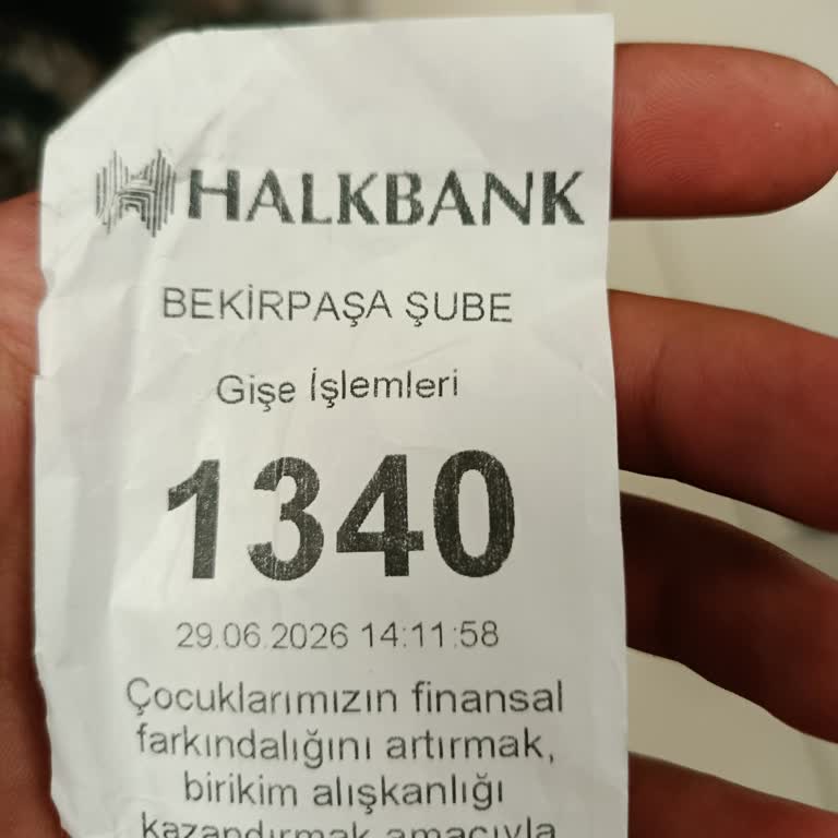 Üç Saat Beklemek Zorunda Kaldım: Halkbank Şubesinde Aşırı Yavaş Hizmet