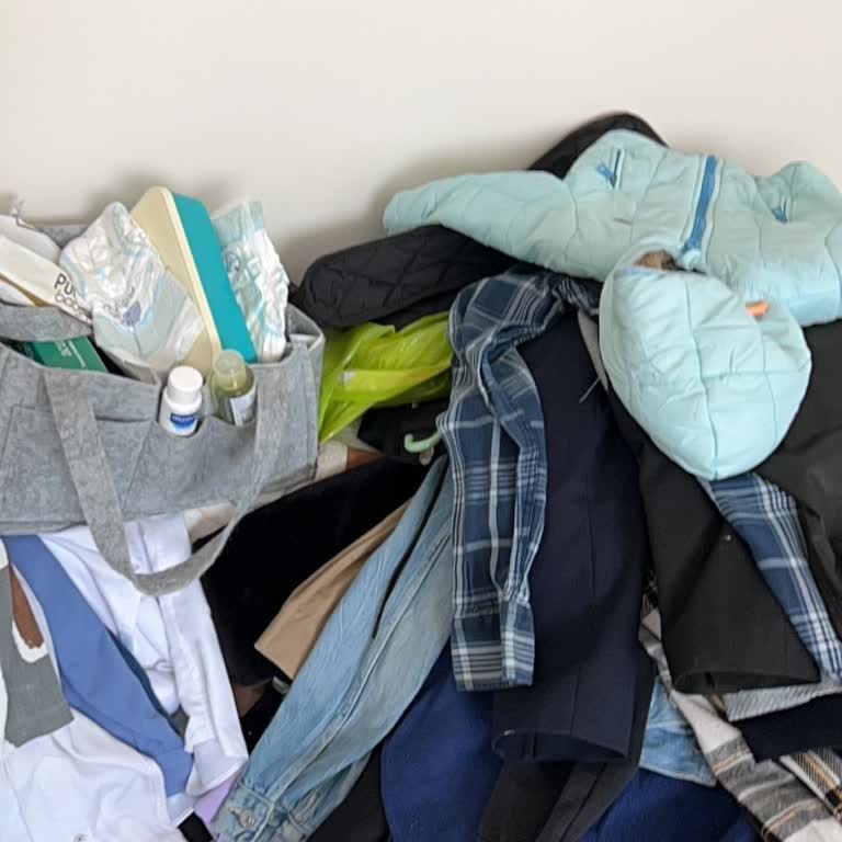 Acil Gardırop Teslimatı Gecikmesi Ve Bebek Kıyafetleri Dağınık