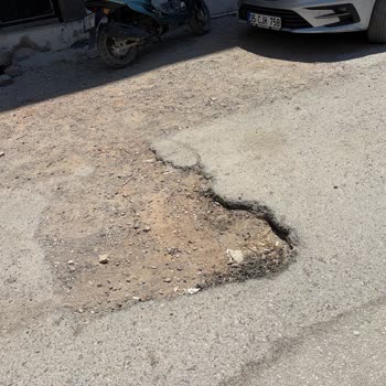Menemen Seyrek Çukurlu Yollarda Araçlarımızın Lastiği Sürekli Patlıyor
