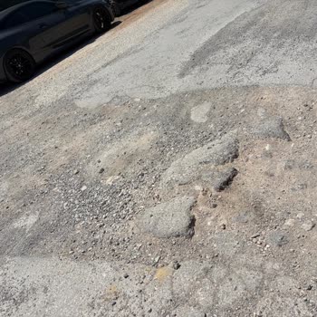 Menemen Seyrek Çukurlu Yollarda Araçlarımızın Lastiği Sürekli Patlıyor