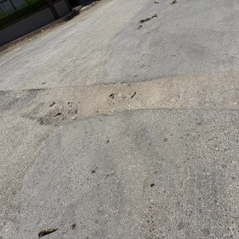 Menemen Seyrek Çukurlu Yollarda Araçlarımızın Lastiği Sürekli Patlıyor