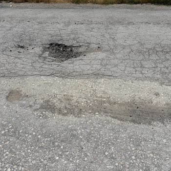 Menemen Seyrek Çukurlu Yollarda Araçlarımızın Lastiği Sürekli Patlıyor