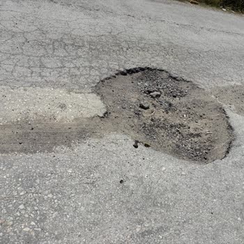 Menemen Seyrek Çukurlu Yollarda Araçlarımızın Lastiği Sürekli Patlıyor
