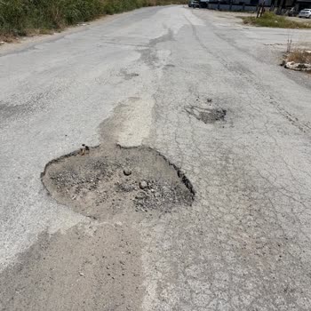 Menemen Seyrek Çukurlu Yollarda Araçlarımızın Lastiği Sürekli Patlıyor