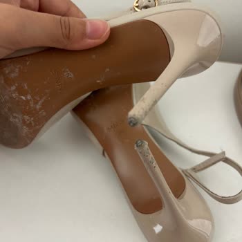 Mango Ayakkabısının Topuğu 10 Dakikada Deforme Oldu Ve Silikon Parçalar Çıktı