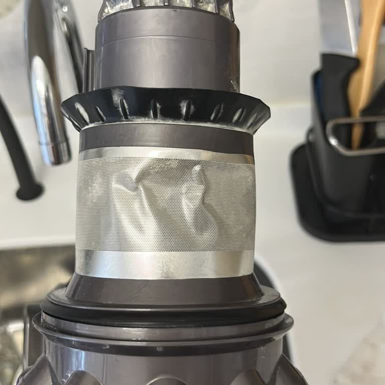 Dyson V12 Detect Slim Absolute Süpürgenin Metal Haznesi Eğik Çıktı Ve Ücretsiz Değişim İsteği