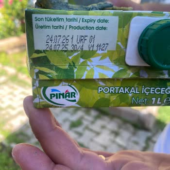 Pınar Et Ve Süt Meyve Suyundan Yosun Benzeri, Yeşil Ve Büyük Parçalar Döküldü