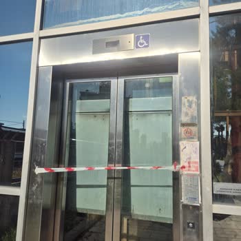 İzmir Sanayi Metro Asansörünün Uzun Süreli Arızası Engelli Yolcuları Zor Duruma Sokuyor