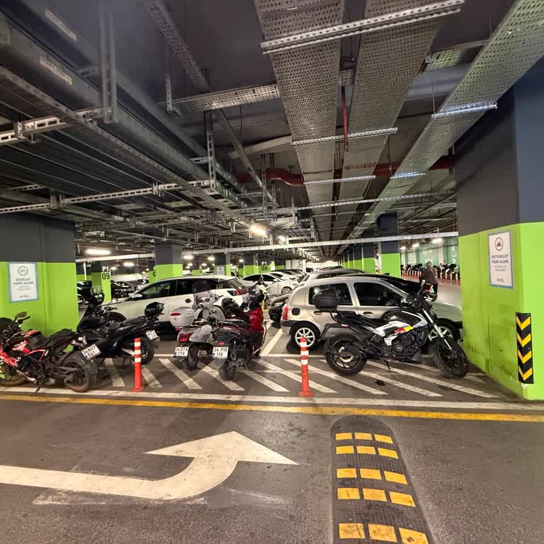 Forum İstanbul AVM Motosiklet Park Alanı Araçlarla Kullanılıyor, Fiziksel Engel Gerekiyor