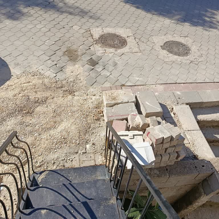 Enerya Kaldırım Kazası Sonrası Düzeltme Yapmadı, Çocuklar Tehlikede