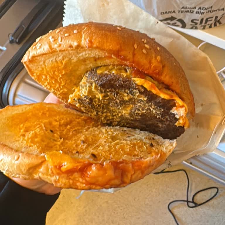 Çift Köfteli Hamburger Çiğ Çıktı, Çözümsüz Şikayet Ve Saygısız Hizmet