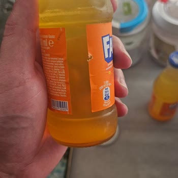 Fanta en Botellas de Vidrio Se Asienta en el Fondo y la Solución es Insuficiente