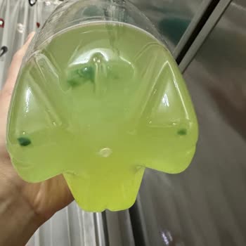 Residuos Verdes en mi Botella de Schweppes Bitter Limón y Riesgo de Salud