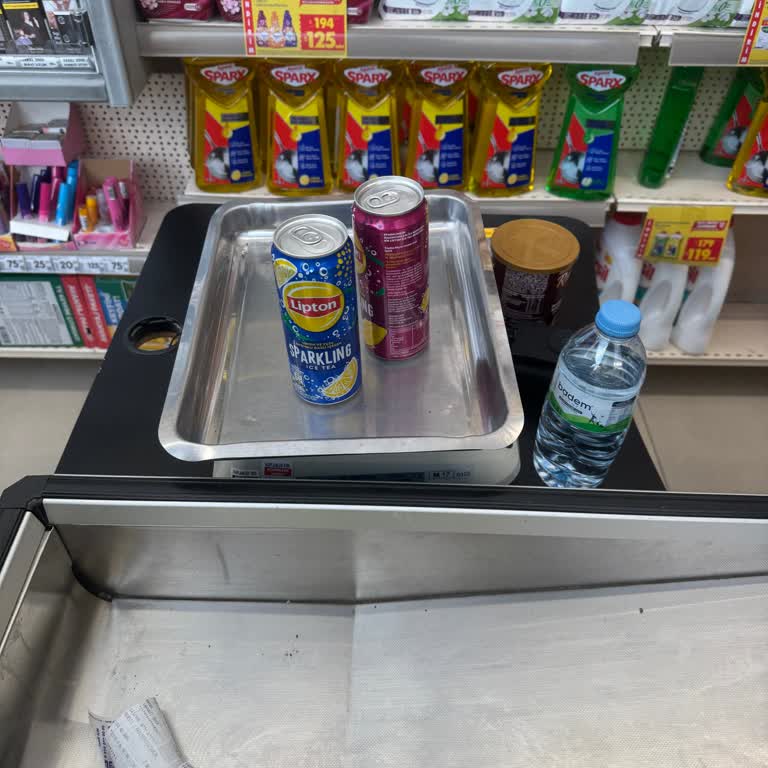 Kasiyerin Kasa Arkası Satışına Odaklanması Müşteriyi Bekletiyor