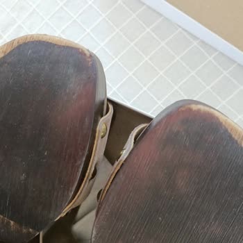 Desa Yüksek Topuklu Ayakkabısının Tabanı Soyulmuş Ve Metal Parçalar Parmaklarıma Batar