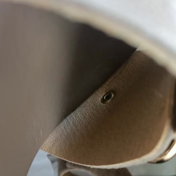 Desa Yüksek Topuklu Ayakkabısının Tabanı Soyulmuş Ve Metal Parçalar Parmaklarıma Batar