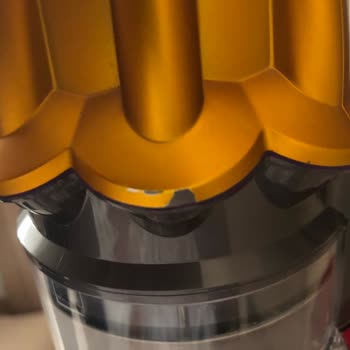 Dyson V12 Süpürge Gövde Soyulması Ve Çekim Gücü Düşüşü İçin Ürün Değişimi Talebi