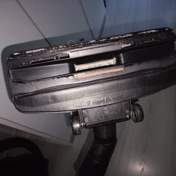 Bosch Süpürge Hortumu Koptu, Parkelerde Çizik Bıraktı; Servis Yanlış Adresle Onarım Yapamadı