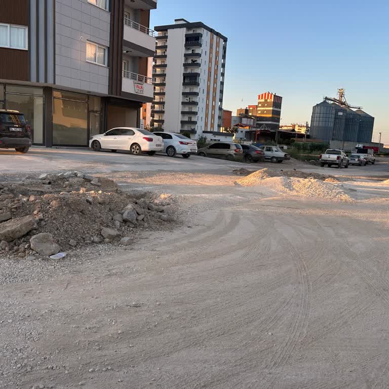 Türk Telekom Kazı Sonrası Açılan Çukurlar Yol Ve Yayaları Tehlikeye Atıyor