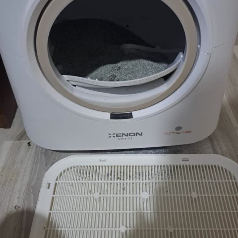 Xenon Smart Kedi Tuvaletinin İçindeki Ped Kumla Birlikte Düşmeye Başladı