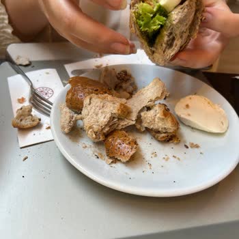 Maltepe Piazza AVM’de Bayat Ekmekli Mozzarella Sandviç Şikayeti