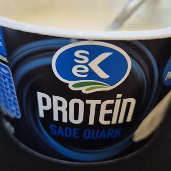 Son Kullanma Tarihi Geçmemiş Protein Yoğurt Quark Üründe Bozulmuş Kıvam Ve Ekşi Tat