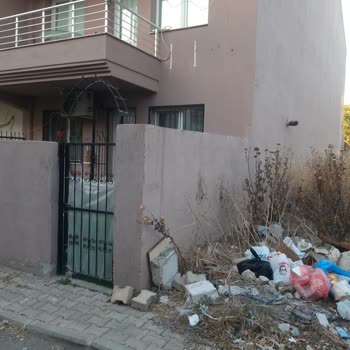 Buca Adatepe Mahallesi 3/7 Sokakta Çöp Konteyneri Eksikliği Ve Koku Sorunu