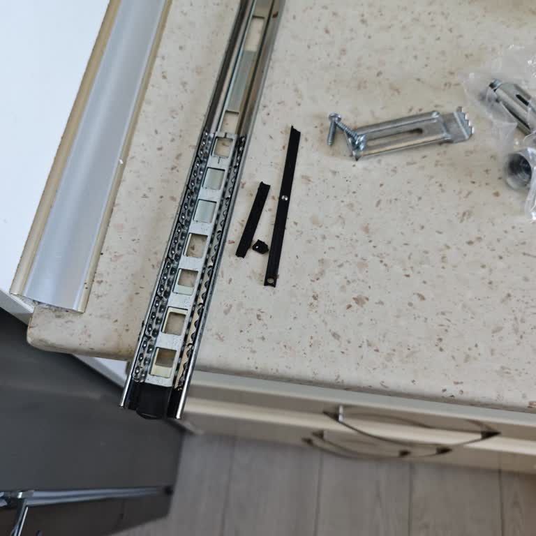 Hoover Yetkili Servisi Montajı İhmal Etti, 1500 TL Ek Ücret İstedi Ve Teleskopik Rayı Kırdı