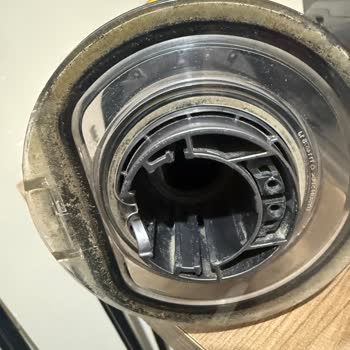 Dyson V15 Süpürge Toz Kaçırıyor, Garanti Kapsamında Ücretsiz Parça Değişimi İstiyorum