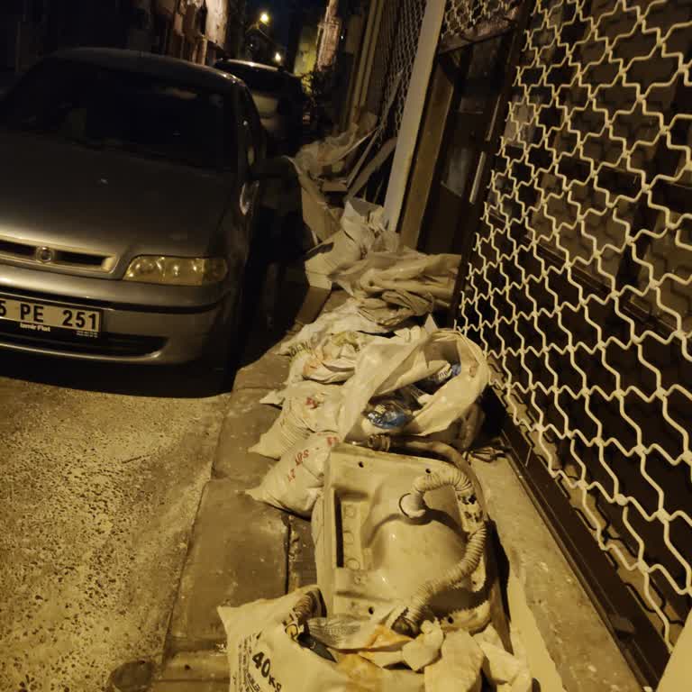 Bornova’da Molozlar İki Aydır Sokakta, Çocukların Sağlığı Tehlikede