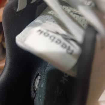 Reebok Ayakkabının Görünmeyen Lekeleri Ve File Açılmaları İçin Değişim İsteği