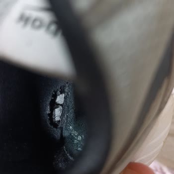 Reebok Ayakkabının Görünmeyen Lekeleri Ve File Açılmaları İçin Değişim İsteği