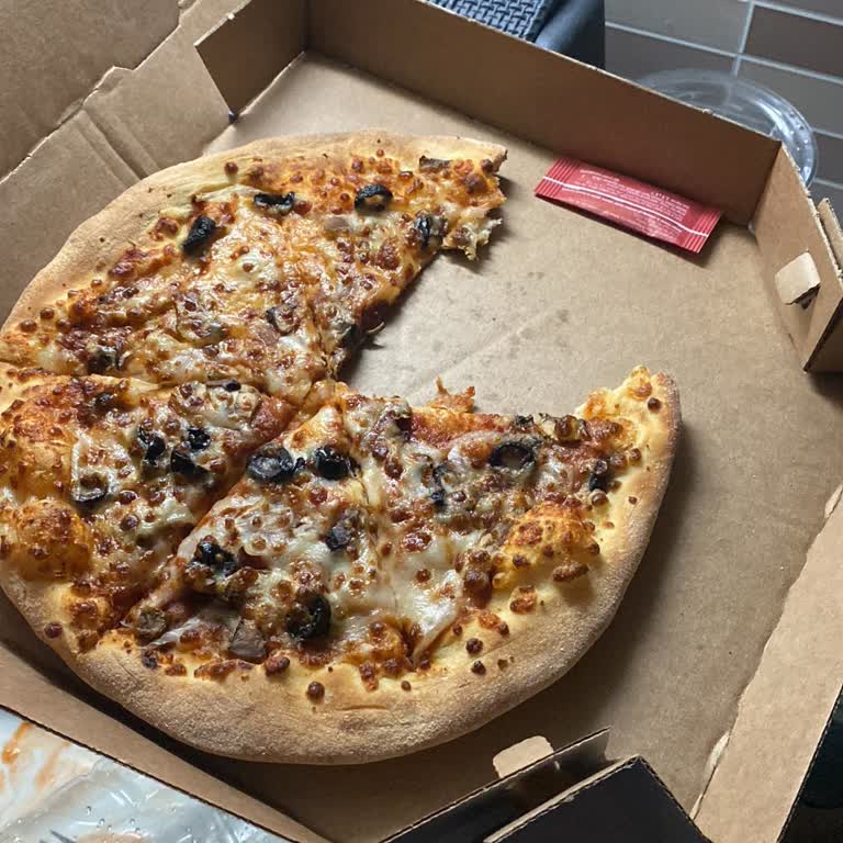Orta Boy Pizza Küçük Boy Olarak Teslim Edildi Ve Müdür Hatasını Görmezden Geldi