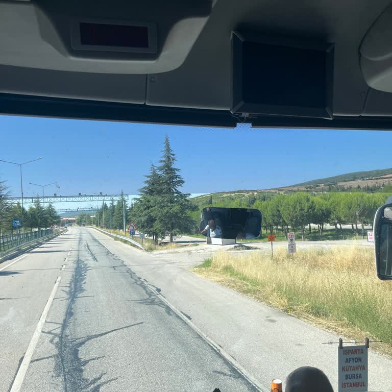 İsparta Petrol Turizm'de Sigara İçen Şoför Ve Telefonla Konuşan Personel Güvenliği Tehlikeye Atıyor