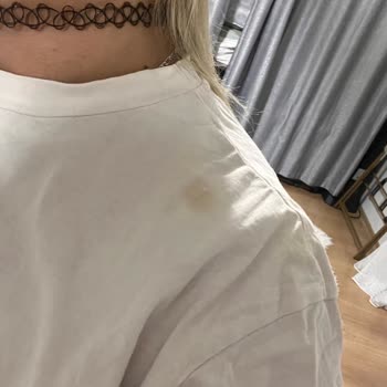 Parfüm Sıkınca Beyaz Bluzda Sapsarı Leke Oluştu, Telafi İstiyorum