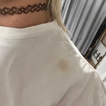 Parfüm Sıkınca Beyaz Bluzda Sapsarı Leke Oluştu, Telafi İstiyorum